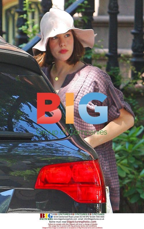 Liv Tyler Packs Her Car in NYC