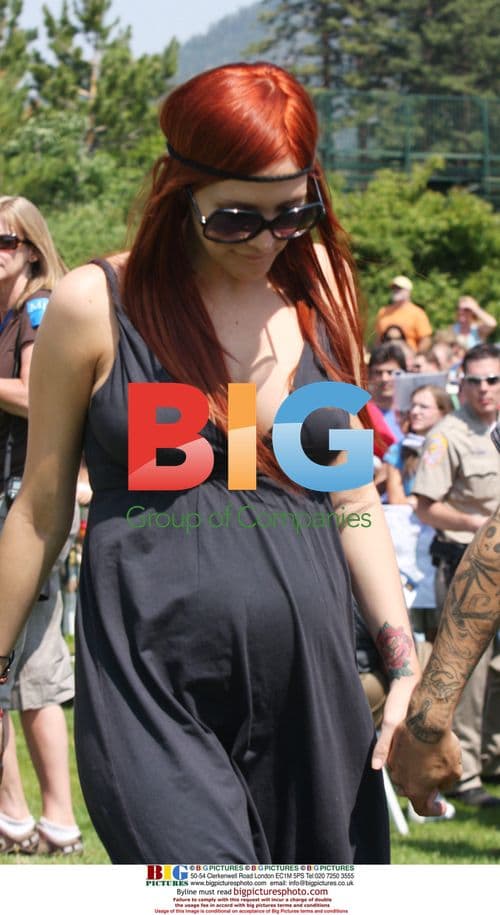 Ashlee Simpson Wentz Pregnant at Golf Course