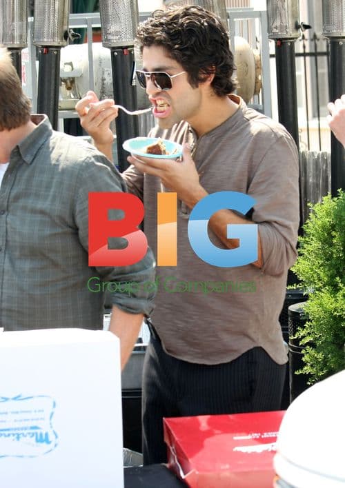 Adrian Grenier celebrates 32nd birthday on Entourage set