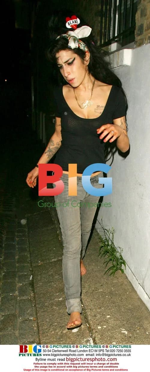 Barefoot Amy Winehouse Returns Home