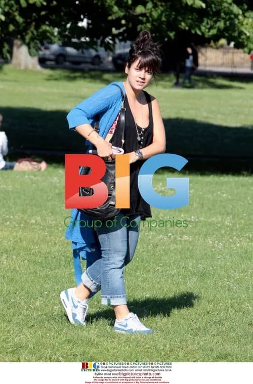 Lily Allen walking dog in Primrose Hill