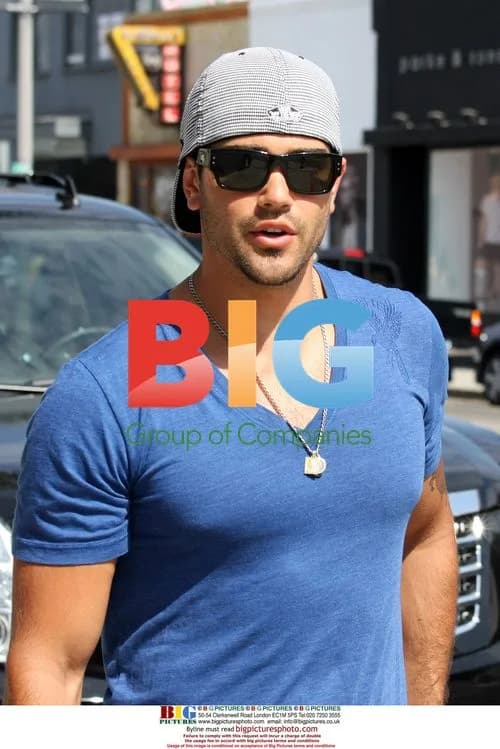 Jesse Metcalfe Feeds Parking Meter on Melrose Ave.