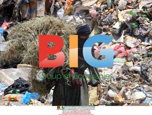 Iraqis rummage through garbage in Baghdad