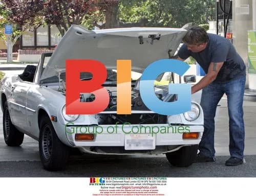 Daniel Baldwin Fixes His Car