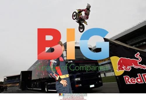 Busty Wolter jumps over Sebastian Vettel
