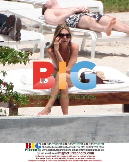 Jennifer Aniston Relaxes in Miami