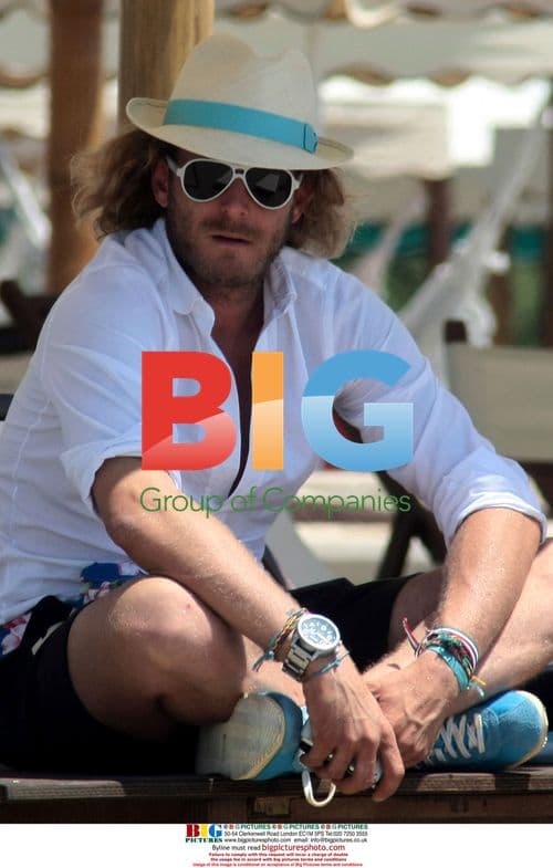 Lapo Elkaan on the beach with friends