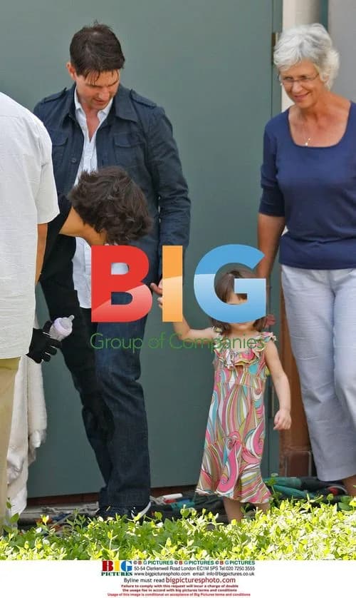 Tom Cruise visits Eli Stone set