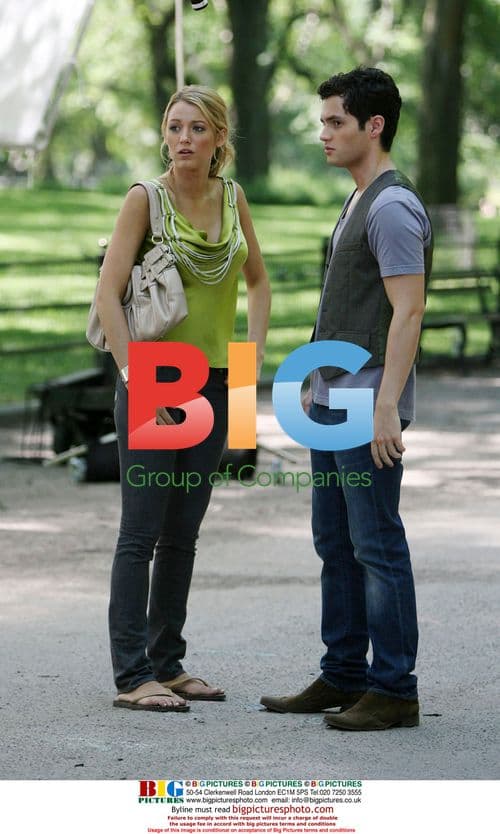 Gossip Girl stars film a kissing scene