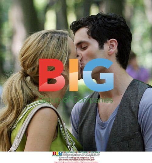 Blake Lively and Penn Badgley film "Gossip Girl" kiss