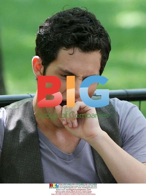 "Gossip Girl" stars Blake Lively and Penn Badgley film a kissing scene