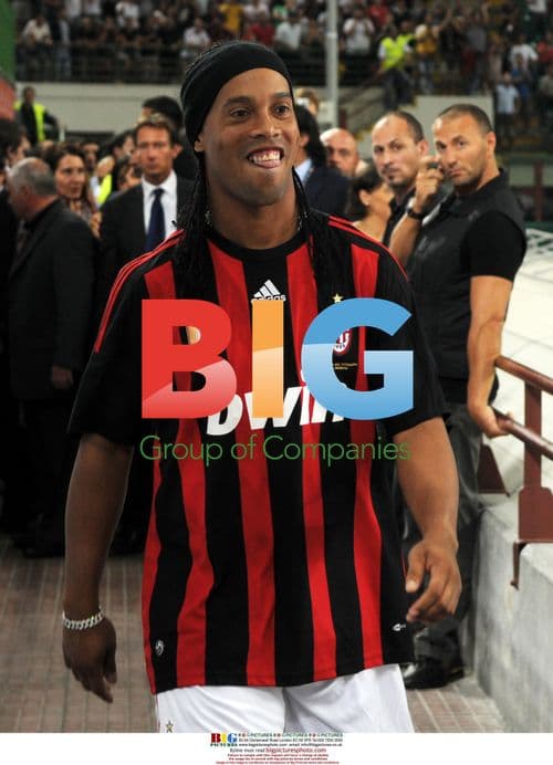 AC Milan unveils Ronaldinho signing