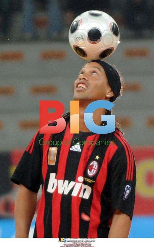 Ronaldinho unveiled at AC Milan