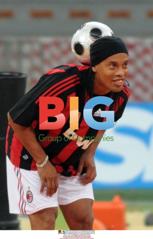 Ronaldinho Unveiled at AC Milan