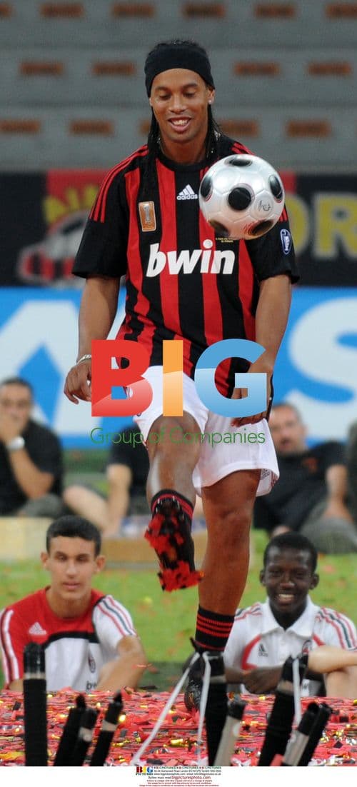 Ronaldinho unveiled at AC Milan