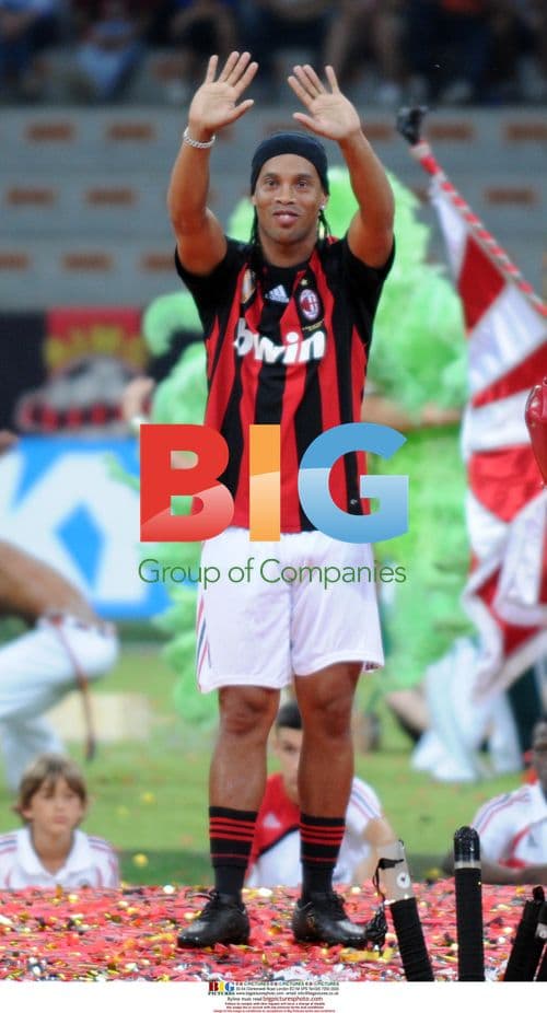 Ronaldinho unveiled at San Siro Stadium