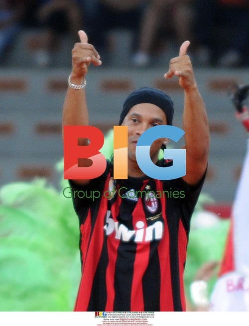 Ronaldinho unveiled at AC Milan