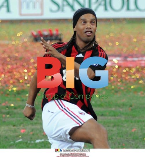 Ronaldinho Unveiled at AC Milan