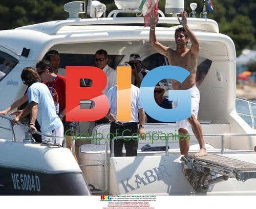 Fernando Verdasco dives from yacht at Umag Open