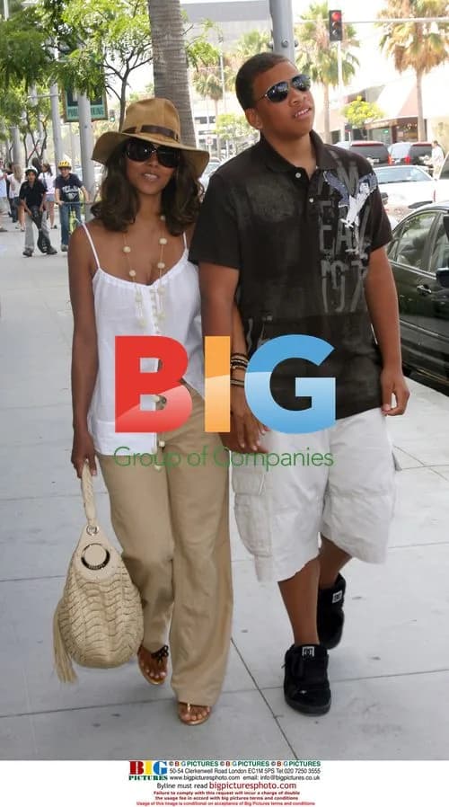 Halle Berry Shopping with Family