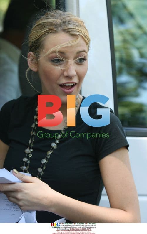 Blake Lively and Penn Badgley on 'Gossip Girl' set