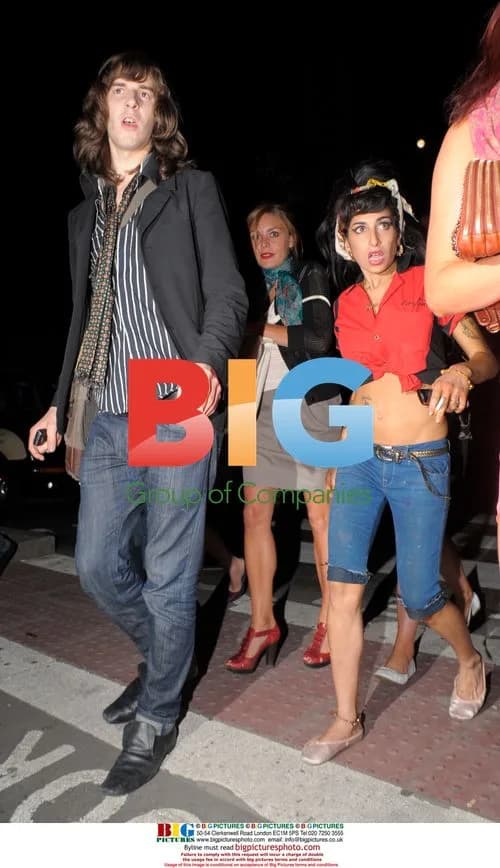 Amy Winehouse walking with friends in Camden