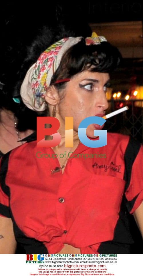 Amy Winehouse walks to Monarch bar with friends
