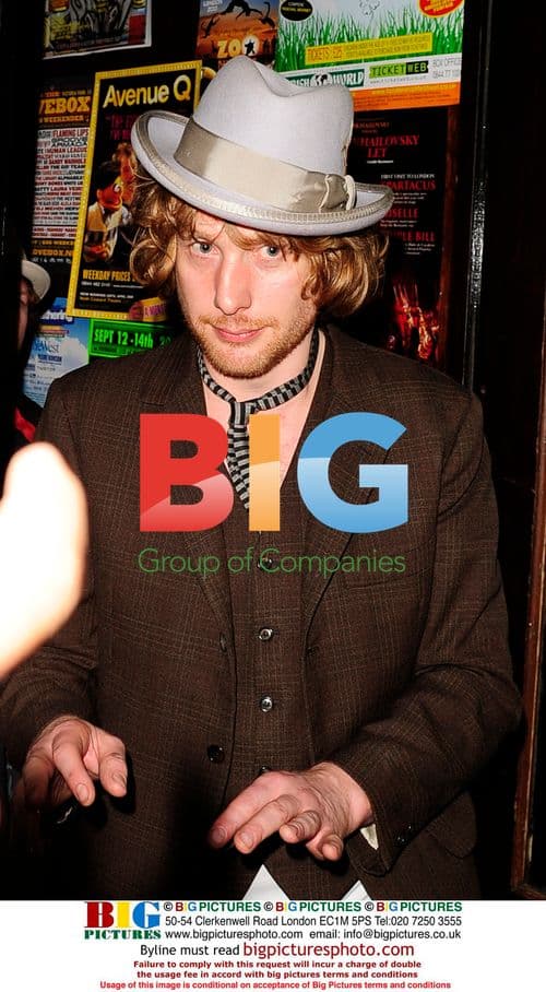 Amy Winehouse enjoys late-night walk home