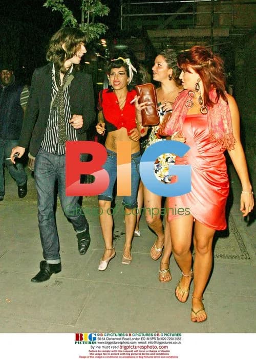 Amy Winehouse leaves London bar at 5am