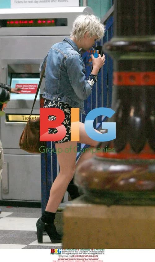 Pixie Geldof Leaves Home, Gets Drink, and Visits Friend