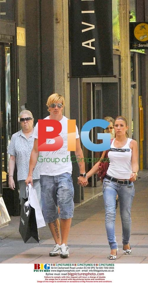 Fernando Torres and Girlfriend Shop in Madrid