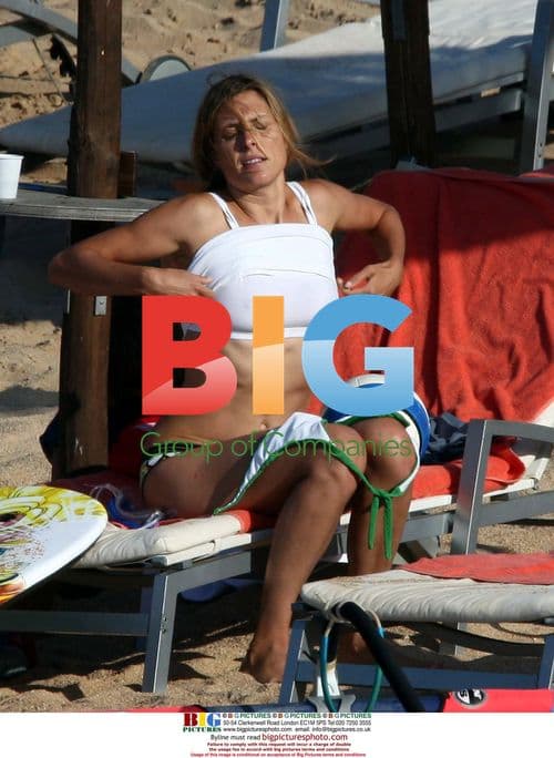 Jens Lehmann relaxes with family on Italian beach