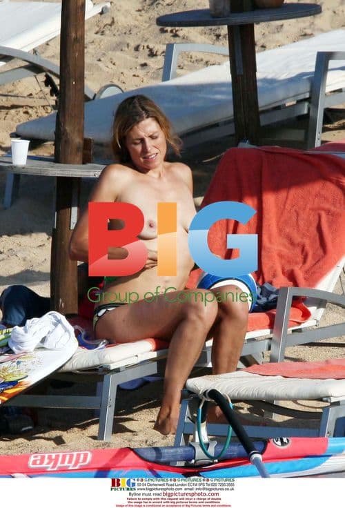 Jens Lehmann relaxes with family on beach