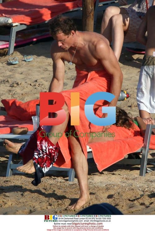 Jens Lehmann relaxes with family on beach