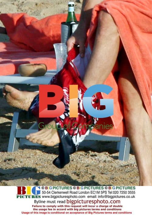 Jens Lehmann relaxes with family on Italian beach
