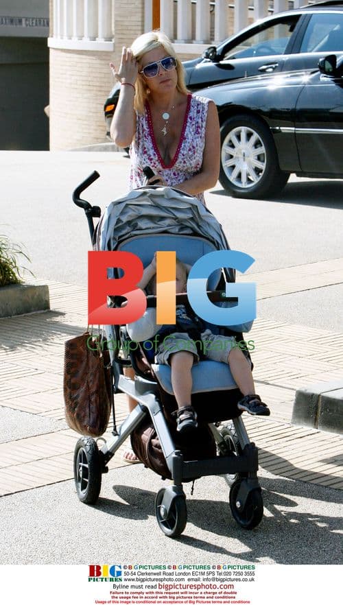 Tori Spelling and Dean McDermott shop with baby