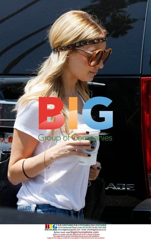 Nicole Richie visits friend's home