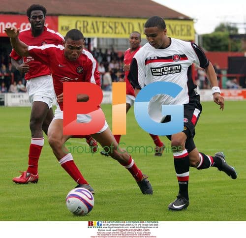 Jerome Thomas takes on Ebbsfleet defense