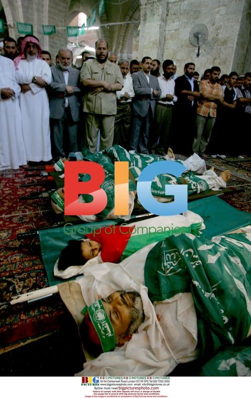 Palestinian relatives carry 5-year-old Siren al-Safdi's body