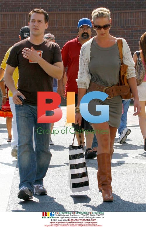 Katherine Heigl and T.R. Knight shopping in Glendale