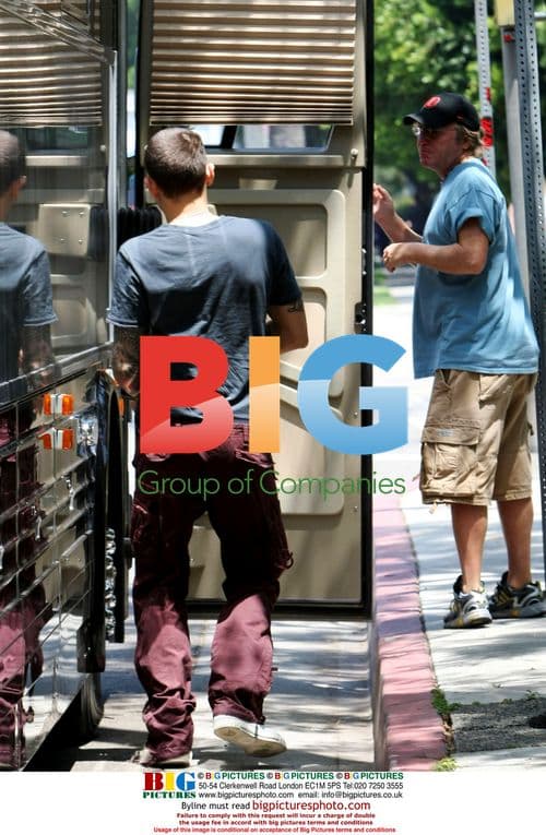 John Mayer Flips Off Paparazzi