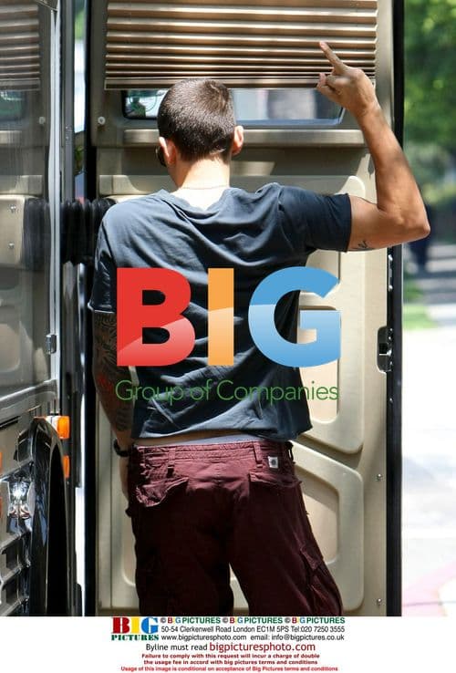 John Mayer gives photographers the finger