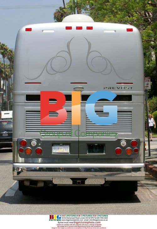 John Mayer flips off paparazzi