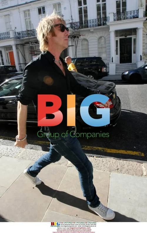 Rhys Ifans and Kimberly Stewart enter London hotel