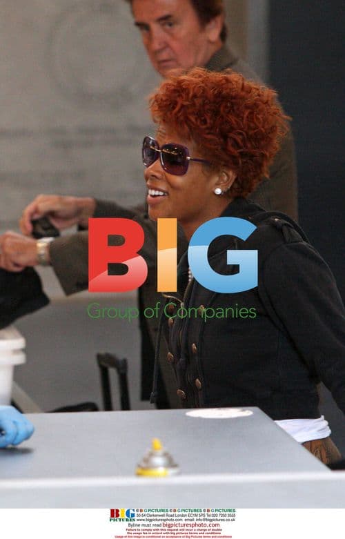 Kelis Wears Harem Pants at LAX