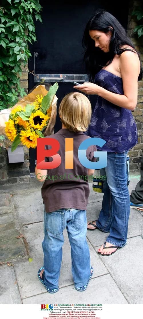 Young fan brings flowers to Winehouse home