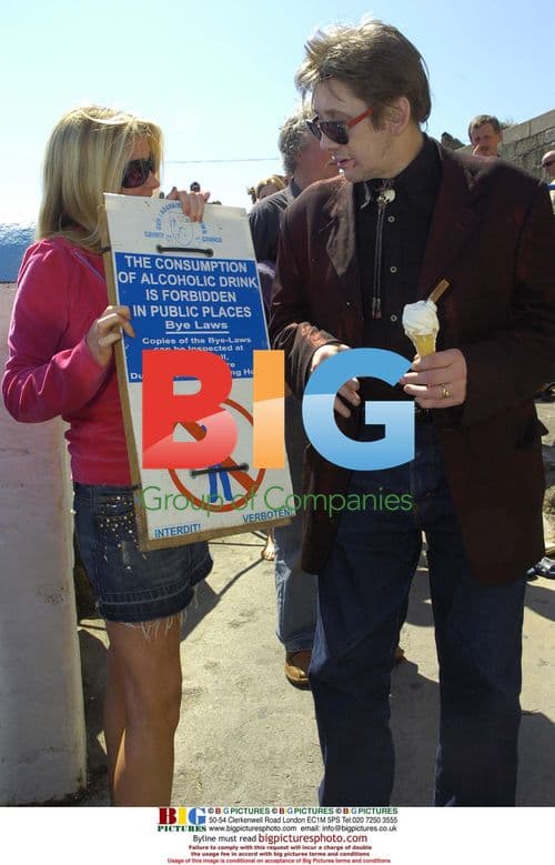 The Pogues' Shane MacGowan and girlfriend at Sandycove Beach