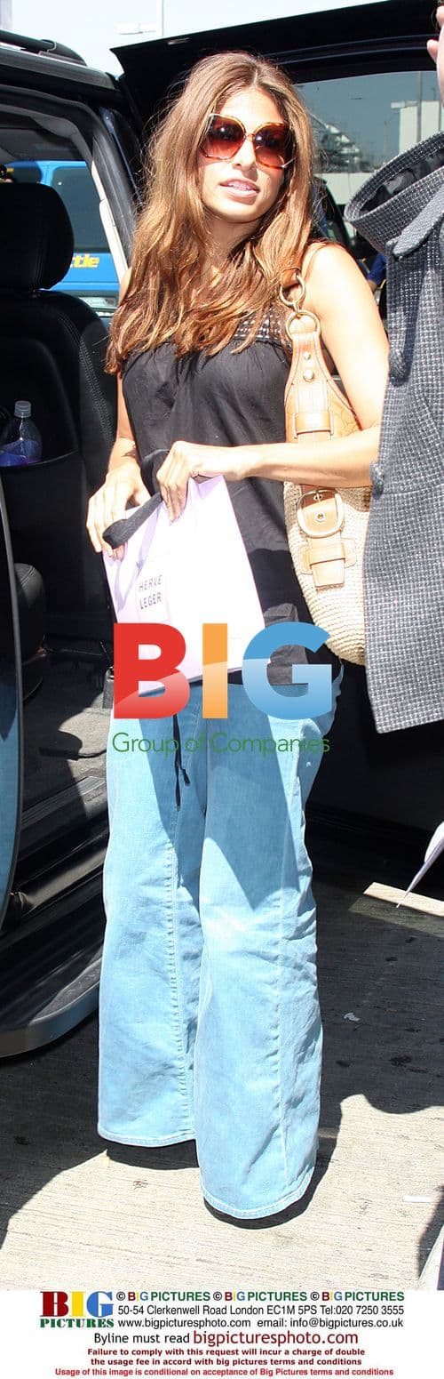 Eva Mendes signs autograph for fan at LAX