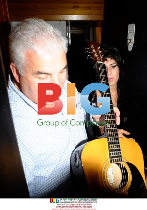 Amy Winehouse signs guitar for fans