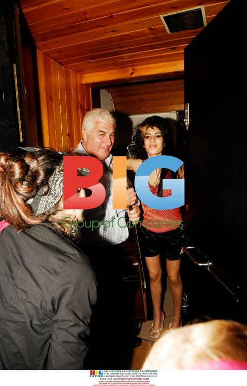 Amy Winehouse signs guitar for fans